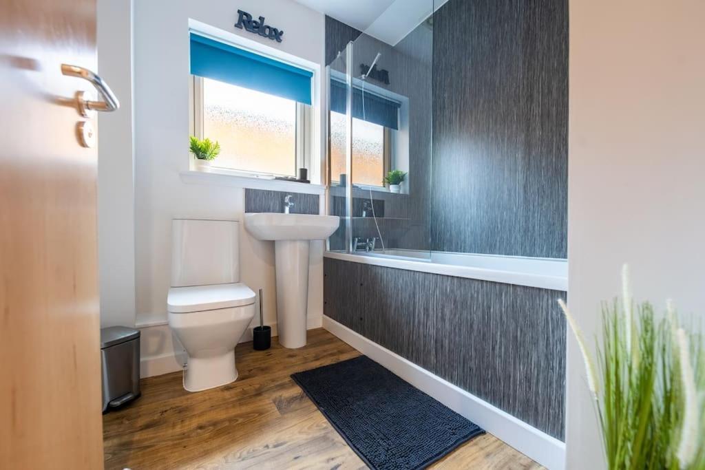 Modern City Centre Apartment In Инвернес Екстериор снимка