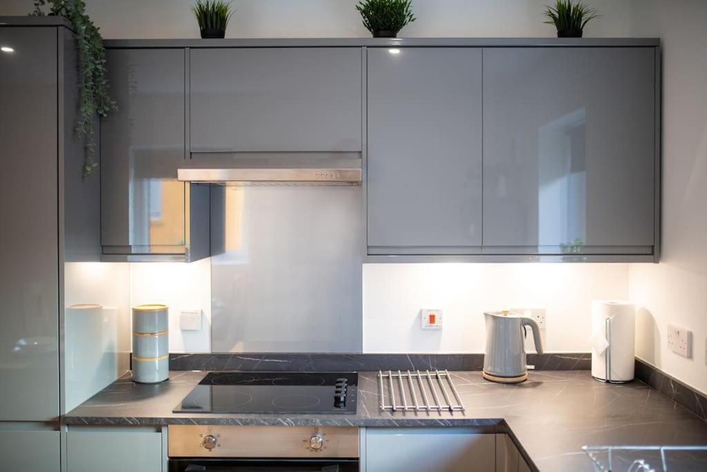Modern City Centre Apartment In Инвернес Екстериор снимка