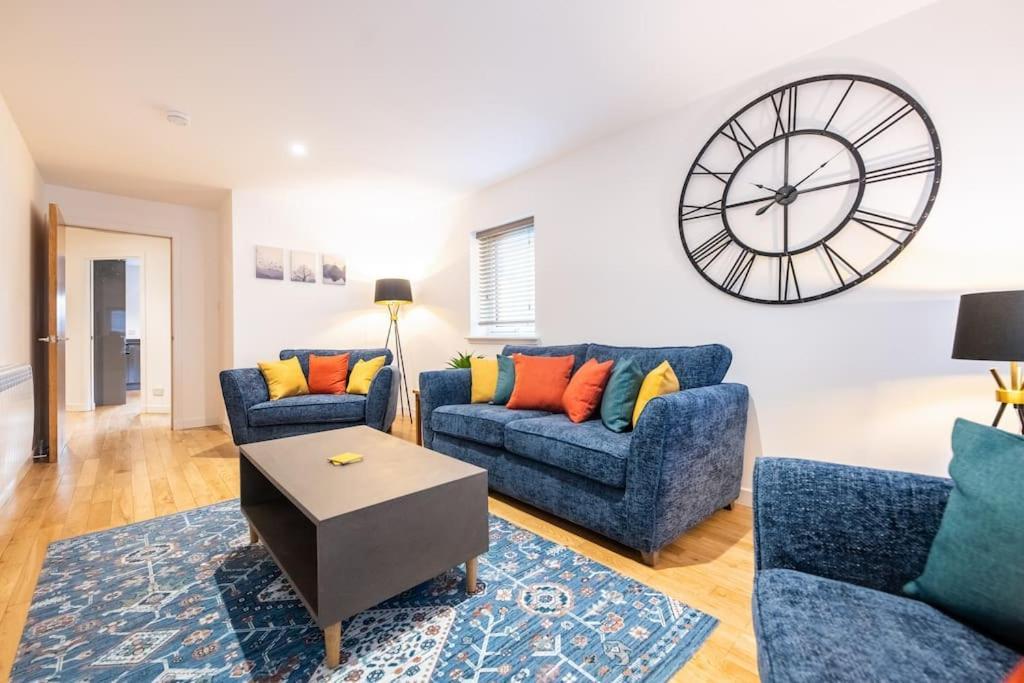 Modern City Centre Apartment In Инвернес Екстериор снимка