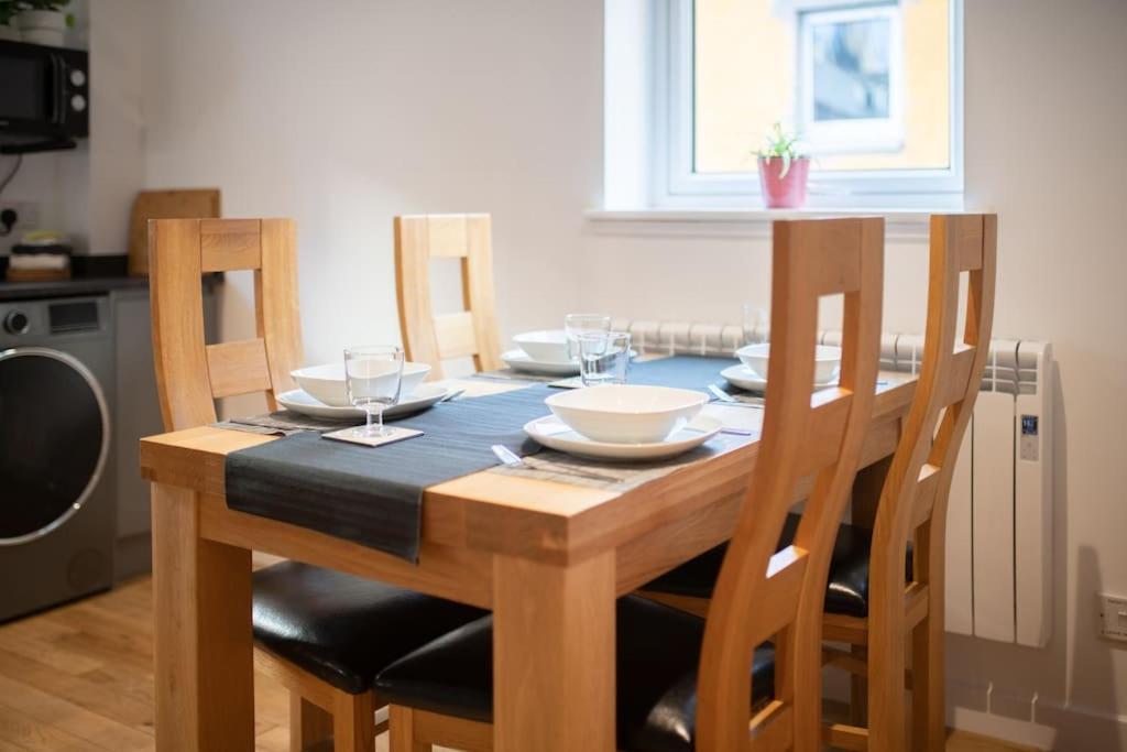 Modern City Centre Apartment In Инвернес Екстериор снимка